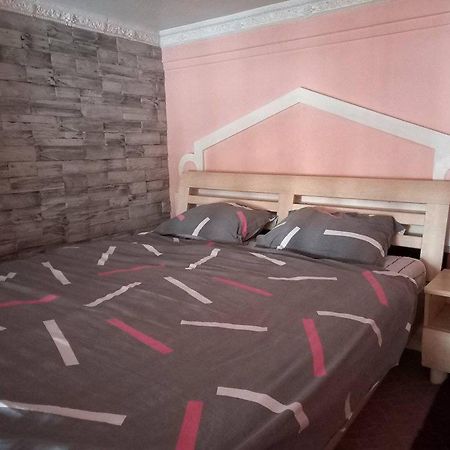 Квартира на площі Старий Ринок з балконом Львов Экстерьер фото